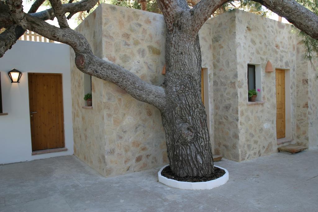Albergue La Pergola Es Pujols Exterior foto