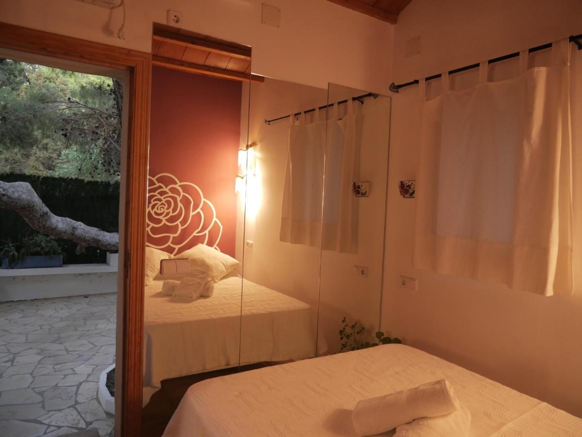 Albergue La Pergola Es Pujols Exterior foto